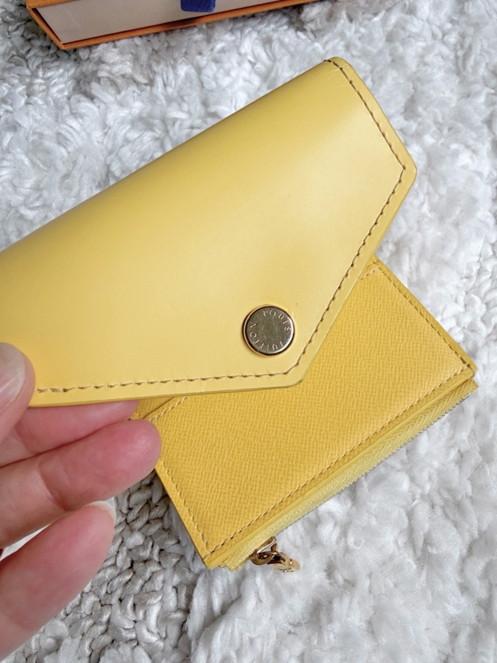 LOUIS VUITTON Jaune Pale Damier Azur Leather Canvas Zoe Compact Envelope Wallet - Picture 8 of 15